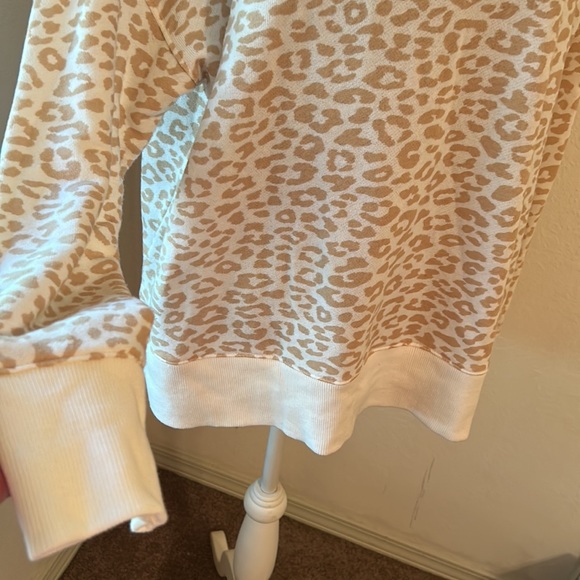 LIKE NEW! Time & Tru leopard print l/s sweatshirt size XL with side slits - Picture 4 of 8